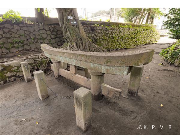 黒神埋没鳥居｜大正噴火で灰に埋もれた3mの鳥居が当時のまま残る、